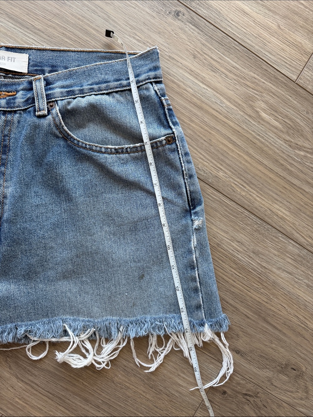 Vintage Levi’s Denim Mini Skirt 32W Y2K Light Wash Raw Hem - Picture 4 of 6
